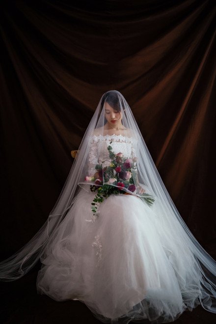 点击大图看下一张：气质款的婚纱唯美摄影图片