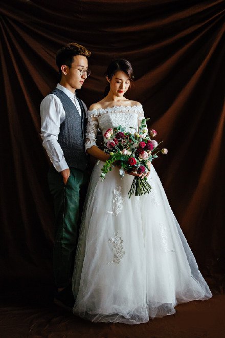 点击大图看下一张：气质款的婚纱唯美摄影图片
