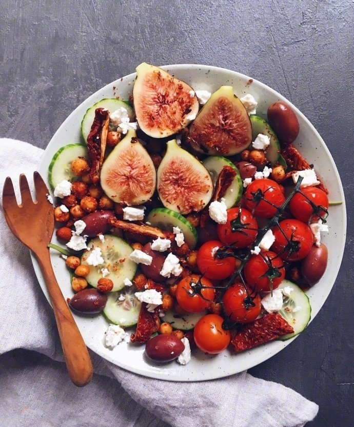 点击大图看下一张：一组水果蔬菜均衡搭配的早餐图片