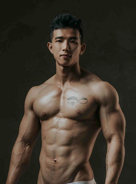点击大图看下一张：人体艺术的肌肉男模图片