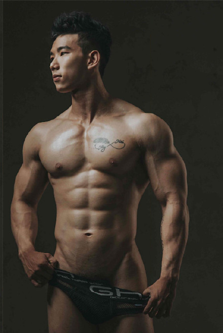 点击大图看下一张：人体艺术的肌肉男模图片