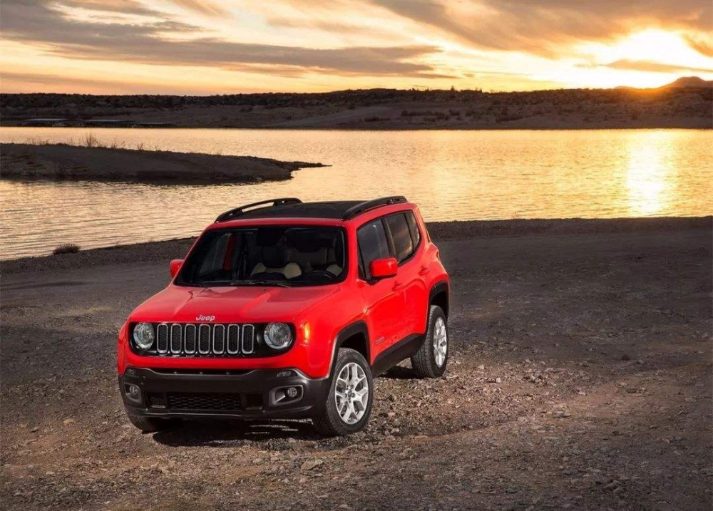 点击大图看下一张：一组红色jeep自由侠汽车图片