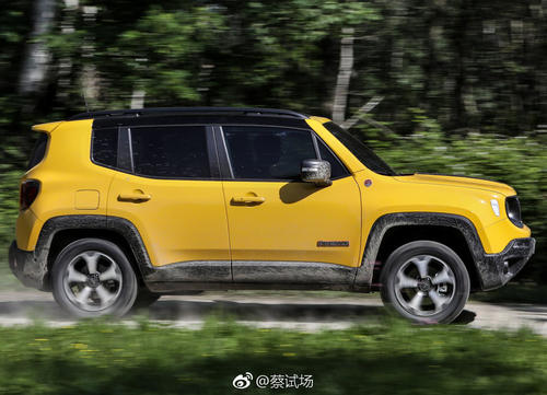点击大图看下一张：一组亮眼的黄色jeep自由侠图片