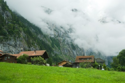 点击大图看下一张：瑞士的瀑布小镇山顶俯瞰图片