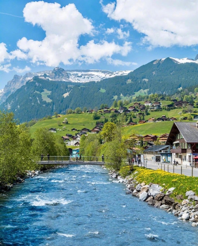 点击大图看下一张：美得像童话小镇一样的瑞士风景图