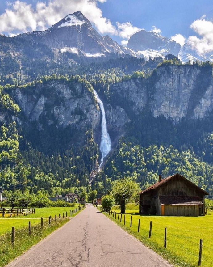 点击大图看下一张：瑞士因特拉肯，住进童话世界里
