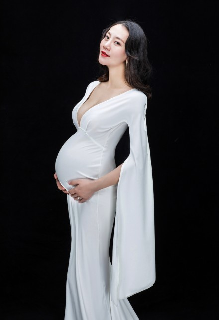 点击大图看下一张：性感美丽的孕妇摄影图片