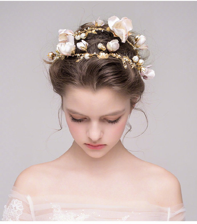 点击大图看下一张：超美的新娘发饰，好像森林中的小仙女啊