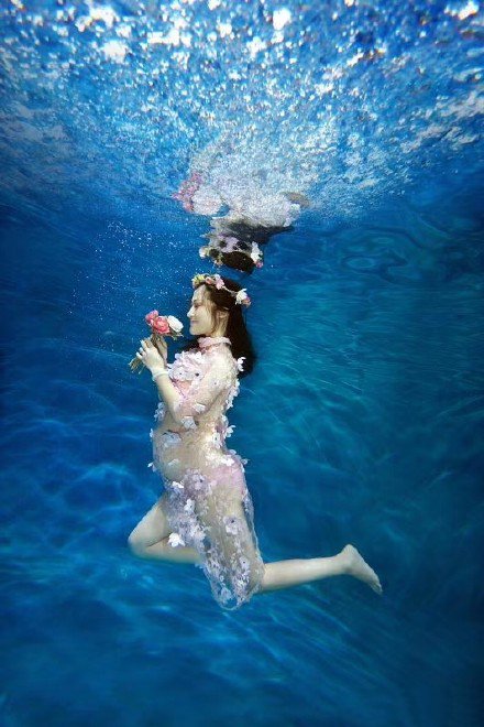 点击大图看下一张：水下孕妇摄影，不同寻常的尝试哦