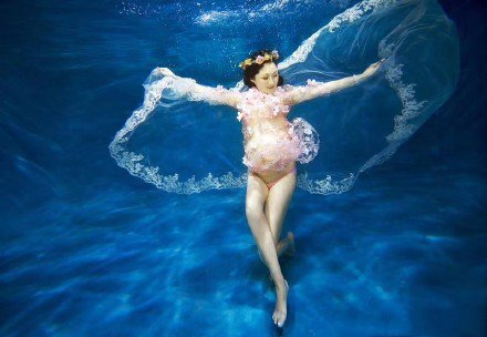 点击大图看下一张：水下孕妇摄影，不同寻常的尝试哦