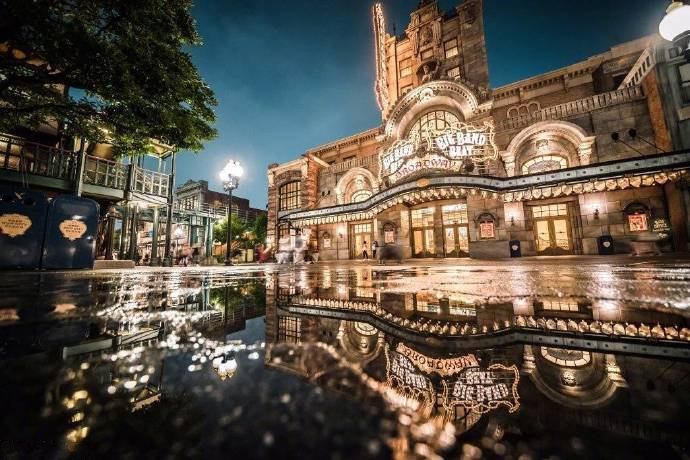 点击大图看下一张：雨后的东京迪士尼夜景