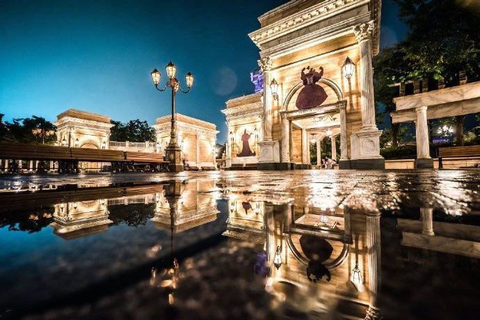 点击大图看下一张：雨后的东京迪士尼夜景