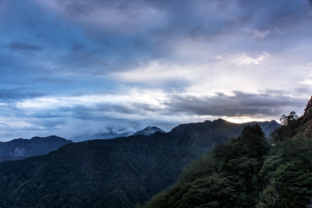 点击大图看下一张：台湾阿里山风景图片桌面壁纸