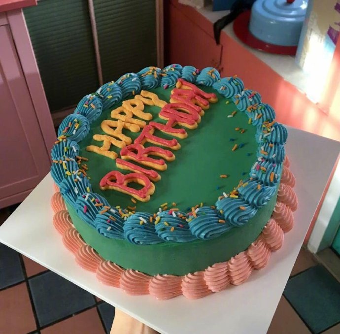 点击大图看下一张：一组超级可爱童趣生日蛋糕图片