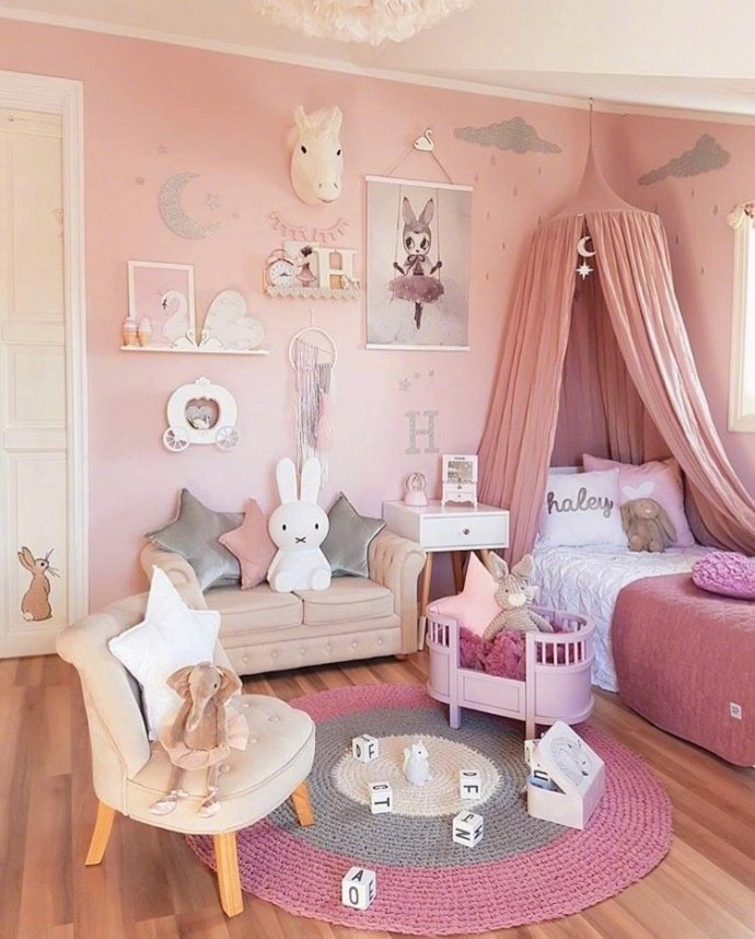 点击大图看下一张：粉系温馨小仙女房间设计