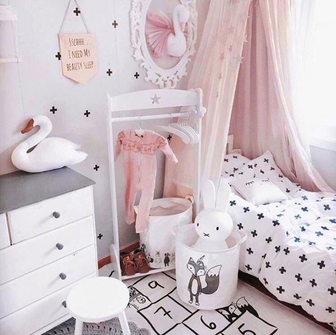 点击大图看下一张：粉系温馨小仙女房间设计