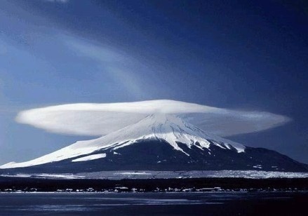 点击大图看下一张：充满神话色彩的富士山图片
