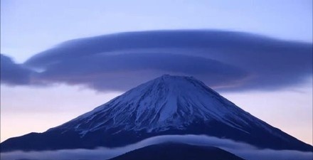 点击大图看下一张：充满神话色彩的富士山图片