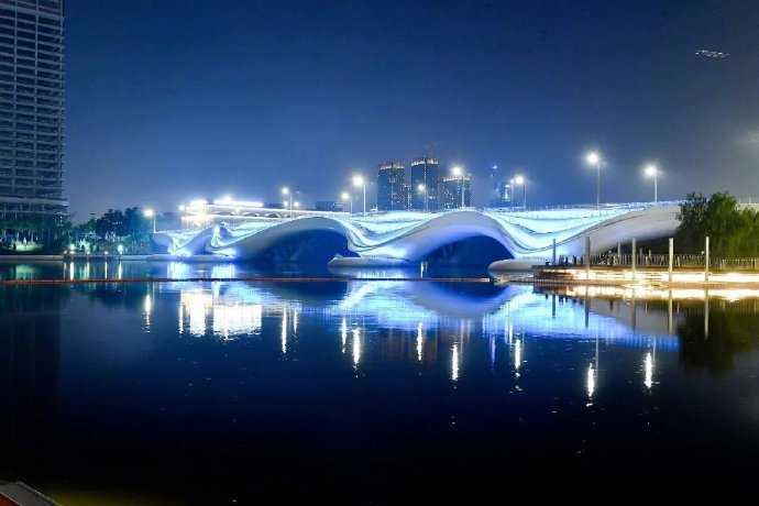 点击大图看下一张：灯光璀璨的北京大运河夜景图片