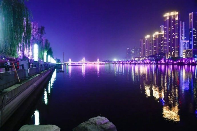 点击大图看下一张：灯光璀璨的北京大运河夜景图片