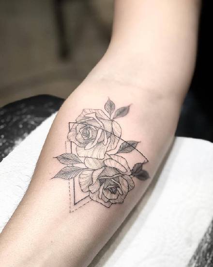 点击大图看下一张：六款黑白点刺女生玫瑰花纹身图案参考