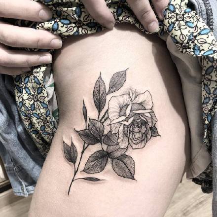 点击大图看下一张：六款黑白点刺女生玫瑰花纹身图案参考