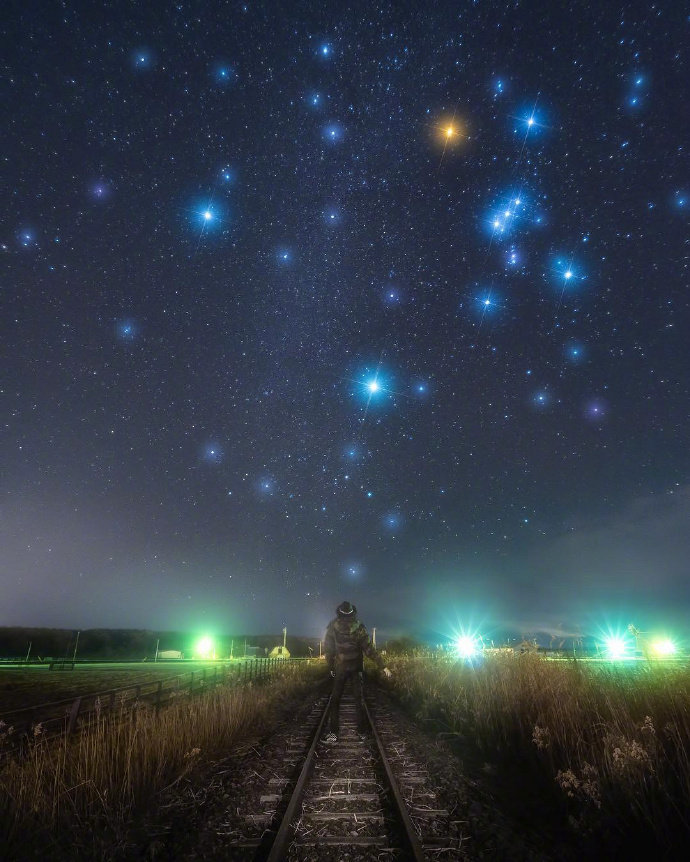 点击大图看下一张：一组非常有个性的夜晚星空壁纸图片