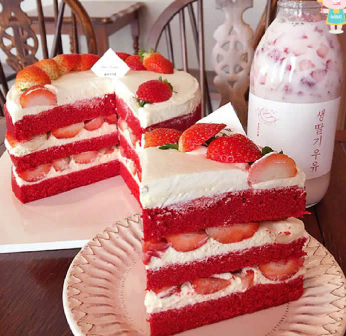 点击大图看下一张：一组甜香扑鼻的草莓蛋糕图片