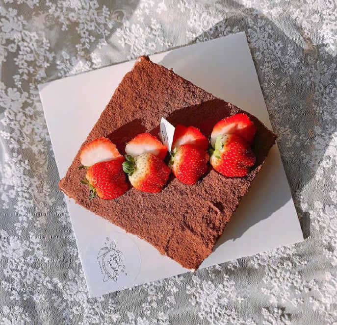 点击大图看下一张：一组甜香扑鼻的草莓蛋糕图片