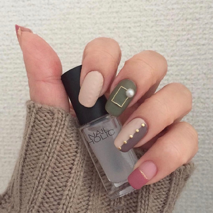 点击大图看下一张：抹茶绿色超级秋冬感的美甲look