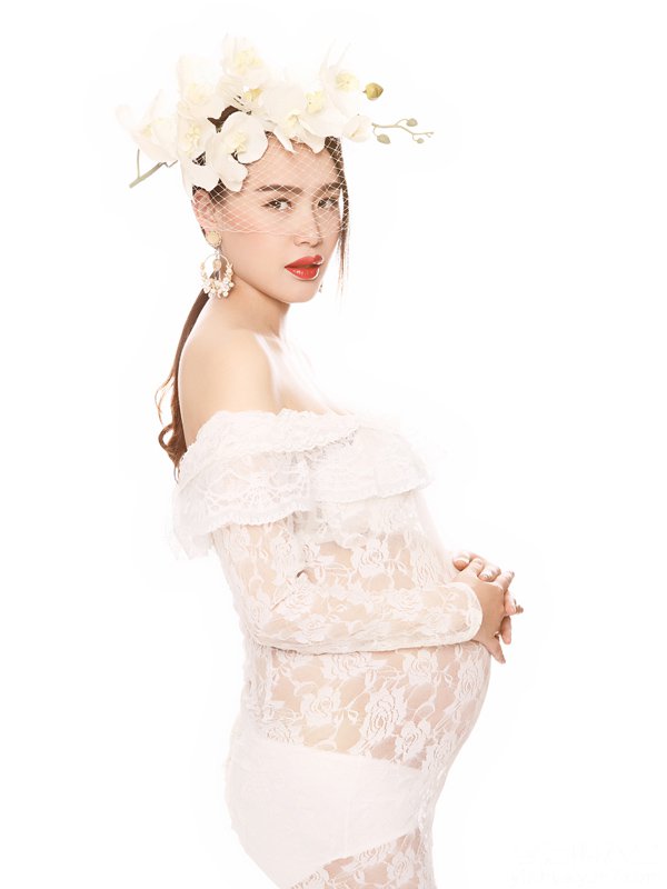 点击大图看下一张：白色蕾丝婚纱孕妇写真图片