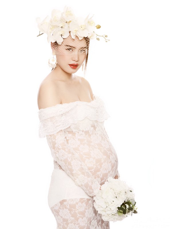 点击大图看下一张：白色蕾丝婚纱孕妇写真图片