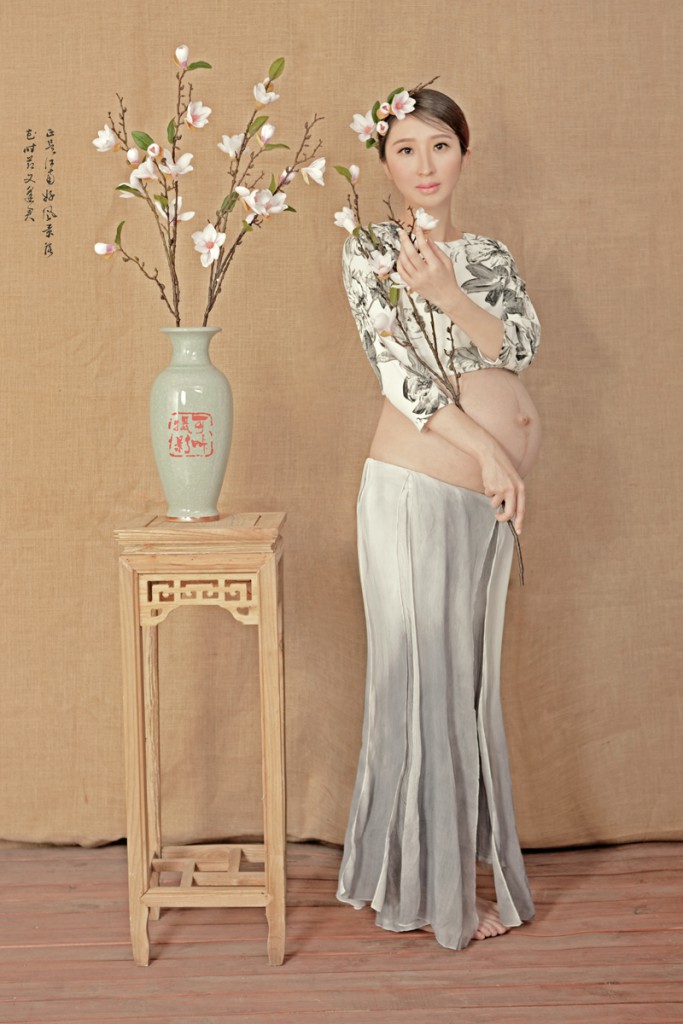 点击大图看下一张：古典花瓶风孕妇照写真摄影