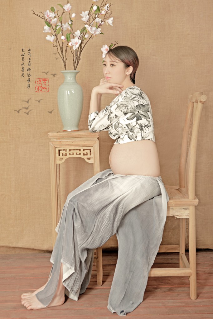 点击大图看下一张：古典花瓶风孕妇照写真摄影
