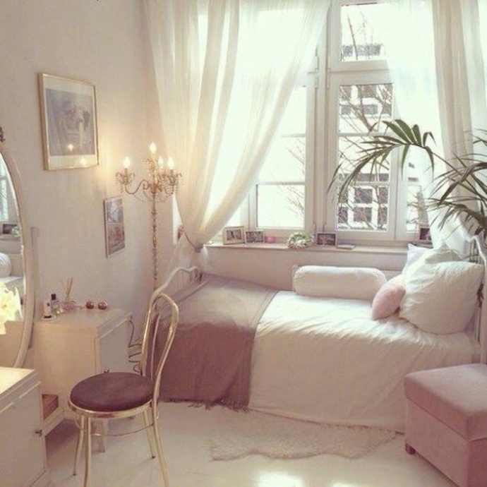 点击大图看下一张：温馨整洁卧室设计