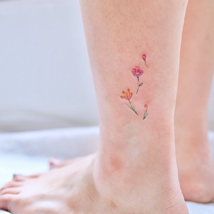 点击大图看下一张：一组女生小清新感的脚踝彩色纹身图案