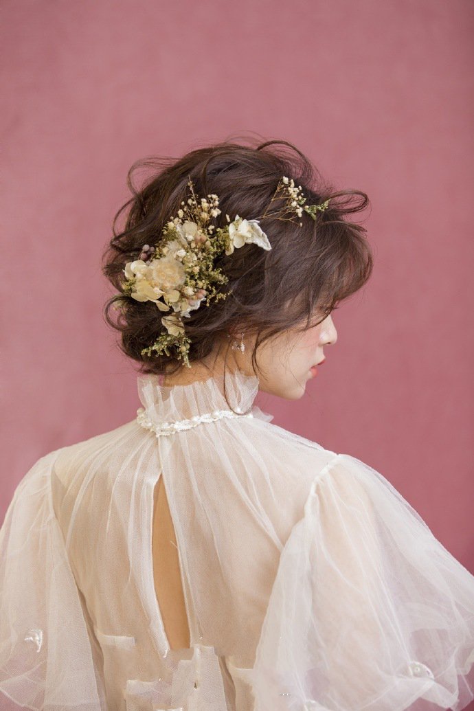 点击大图看下一张：一组加上鲜花点缀的新娘发型图片