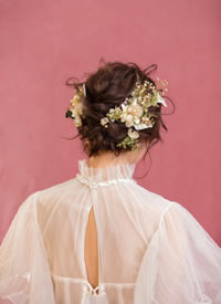 一组加上鲜花点缀的新娘发型图片