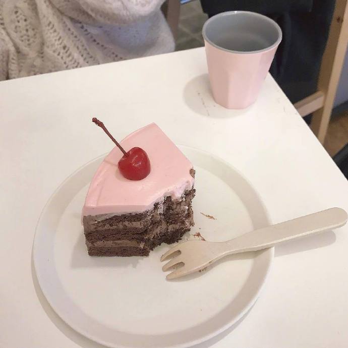 点击大图看下一张：一组精美香甜的草莓蛋糕图片