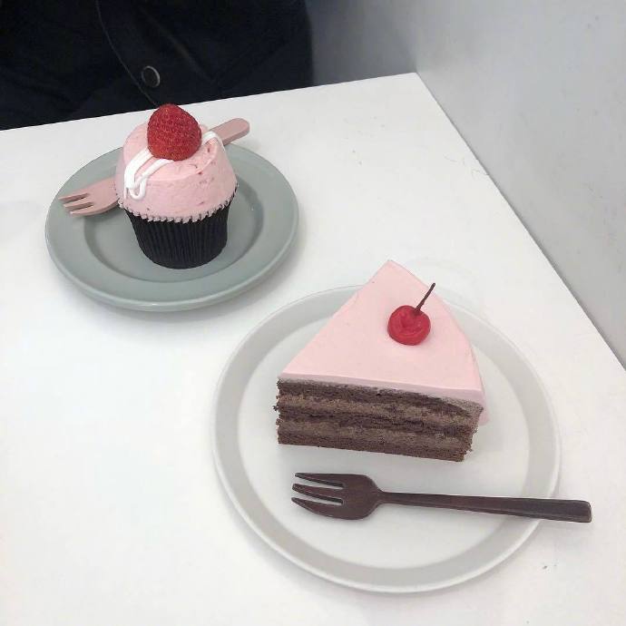 点击大图看下一张：一组精美香甜的草莓蛋糕图片
