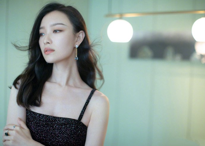 点击大图看下一张:一身黑色长裙的倪妮尽显妩媚与气质