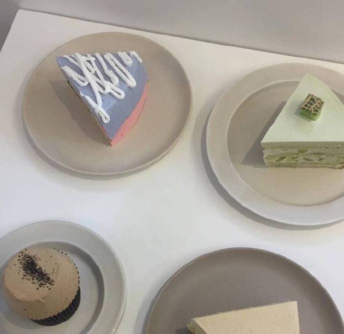 点击大图看下一张：韩国一家极简风的甜品店的甜品