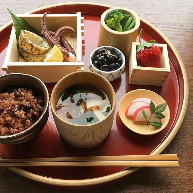 点击大图看下一张：早上来一份精致的日式早餐图片