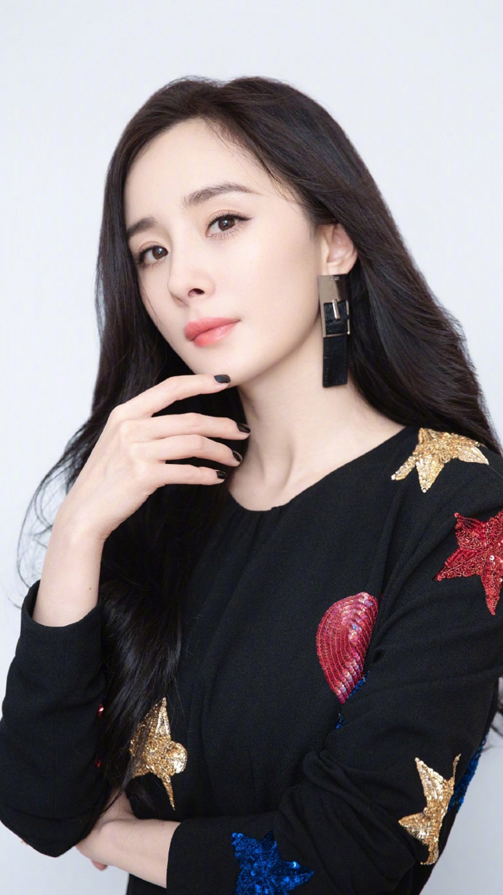 点击大图看下一张:杨幂优雅迷人写真手机壁纸