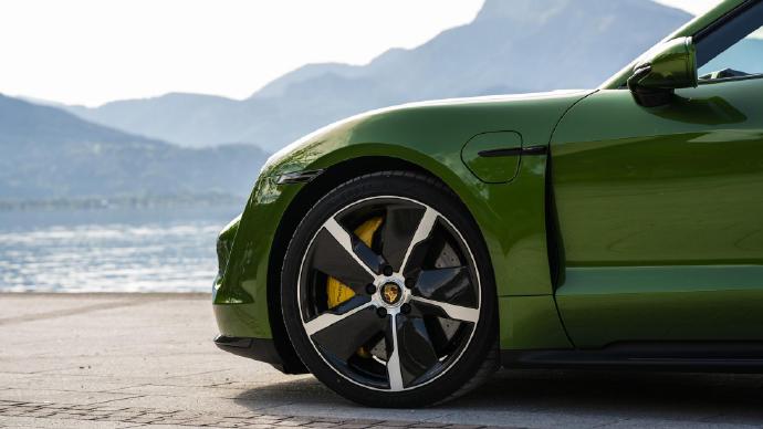 点击大图看下一张：一组绿色好看的Porsche Taycan图片欣赏