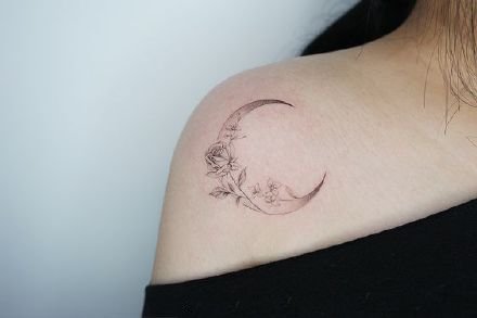 点击大图看下一张：九款美丽的月亮小纹身图案欣赏