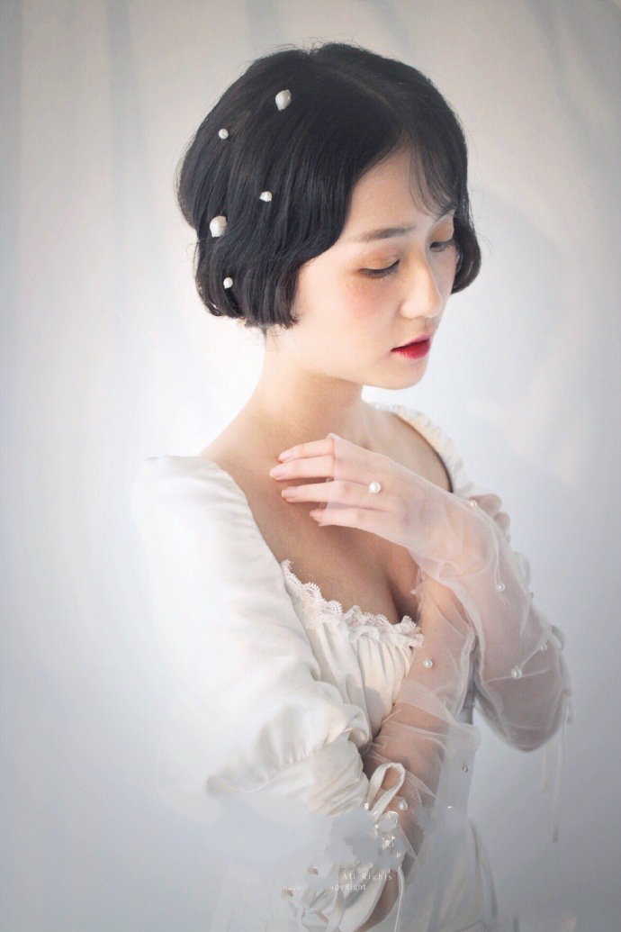 点击大图看下一张：最美法式珍珠新娘发型增加了几分少女的羞涩感