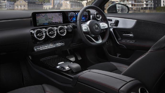 点击大图看下一张：一组帅气灰色的Mercedes-Benz A250 AMG