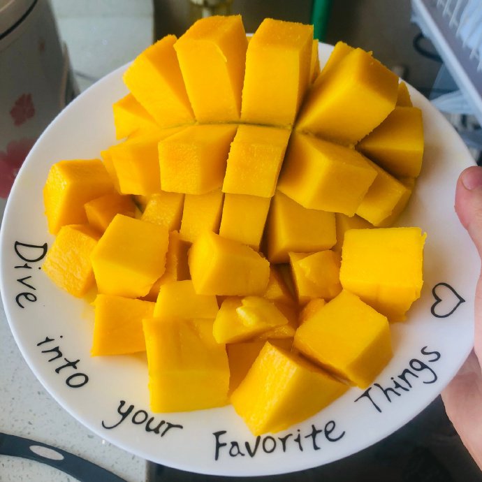 点击大图看下一张：一个大大的芒果切成块更好吃哦
