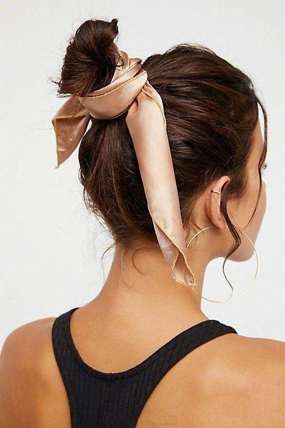 点击大图看下一张：一条简单的丝带就能打造出超时尚发型